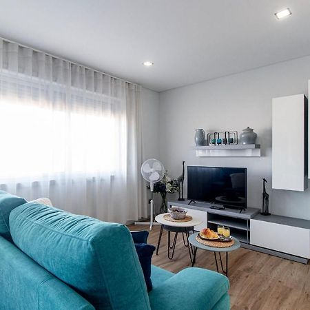 Downtown 1Br Apartment W/ Balcony By Lovelystay Porto Luaran gambar