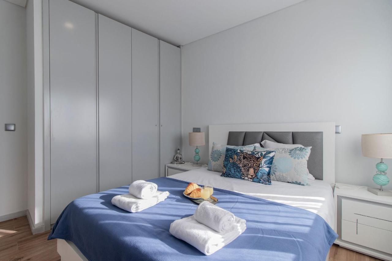 Downtown 1Br Apartment W/ Balcony By Lovelystay Porto Luaran gambar