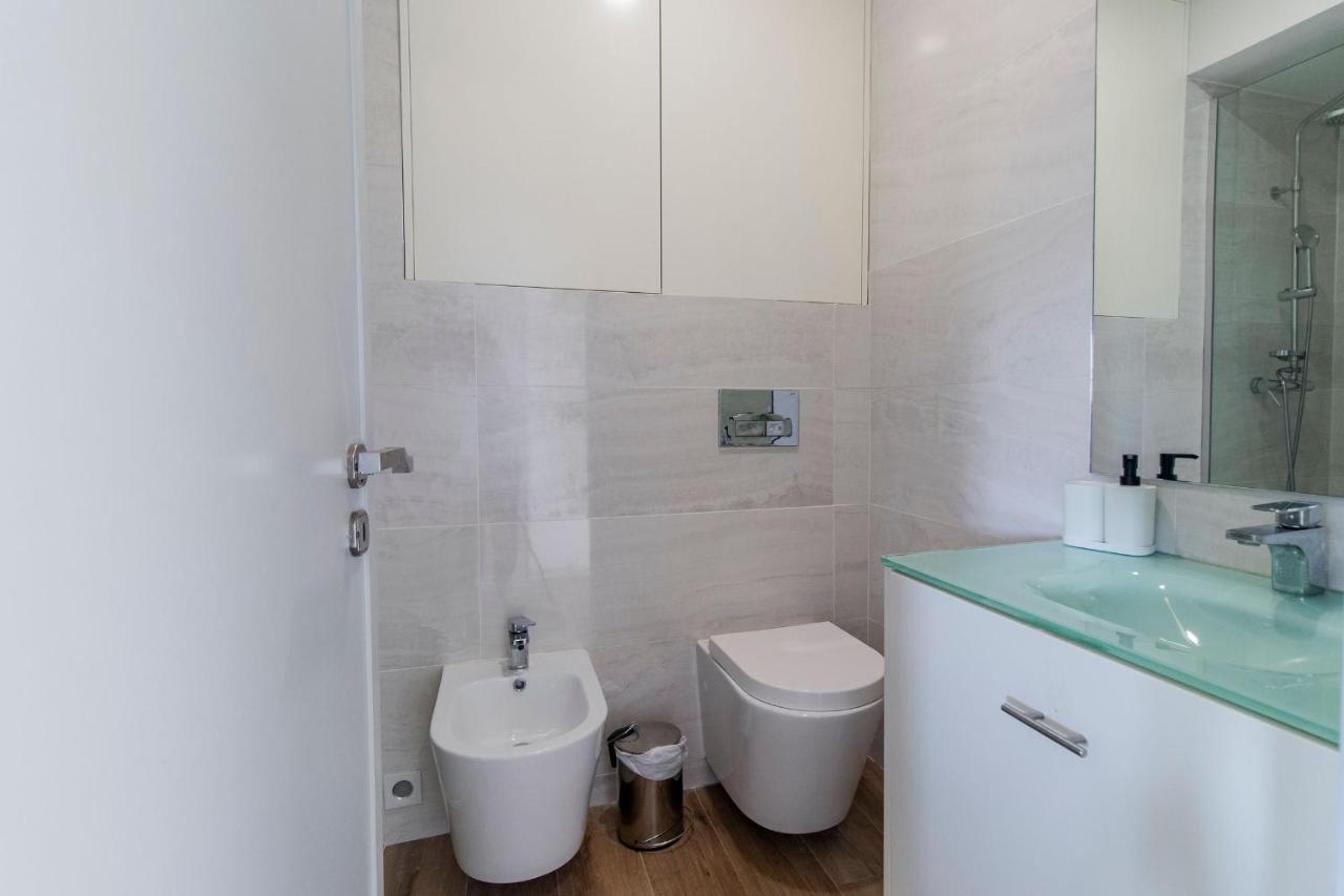 Downtown 1Br Apartment W/ Balcony By Lovelystay Porto Luaran gambar