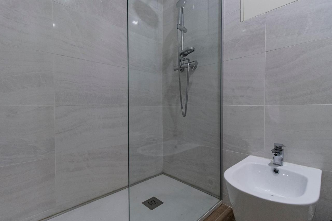 Downtown 1Br Apartment W/ Balcony By Lovelystay Porto Luaran gambar